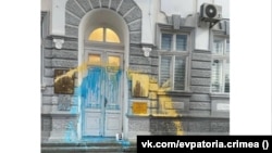 Будівля російської адміністрації Євпаторії після акції Богдана Зізи