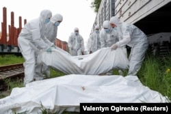 Trupurile soldaților ruși uciși în timpul războiului sunt încărcate de forțele ucrainene într-un vagon frigorific la Kiev. Imagine din 13 mai.REUTERS/Valentyn Ogirenko