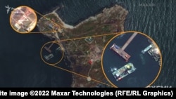 Супутниковий знімок Maxar острова Зміїний, 12 травня 2022 року
