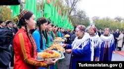 Döwlet telekanallary iýmit önümlerini şeýle hem bezegli geýnen adamlary we şatlykly dabaralary yzygiderli görkezýär.