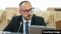 Ministrul justiției, Sergiu Litvinenco a precizat că proiectul de lege ar urma să intre în vigoare până la sfârșitul anului curent.  