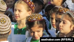 Представители национальных меньшинств обязаны на работу и учебу носить туркменскую национальную одежду. Школьницы в Туркменистане. Иллюстративное фото.  