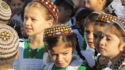 Diňle: Türkmen hökümetiniň sanlary etniki azlyklaryň köpdügini tassyklaýar, emma olara ene dilinde okamak şerti döredilmeýär - synçy