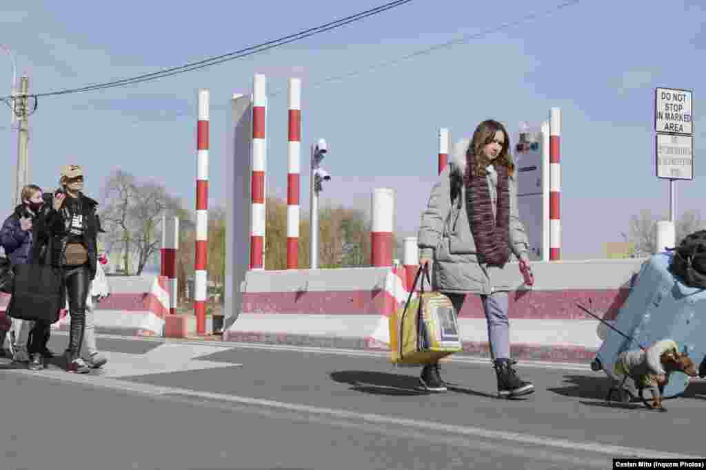 După ziua de joi, bărbații ucraineni între 18 și 60 de ani nu au mai putut părăsi Ucraina. De la decretarea mobilizării militare generale, joi, aceștia au fost întorși de la graniță de Poliția de frontieră ucraineană.