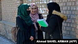 تصویر آرشیف: سه تن از دختران دانش آموز در کابل 