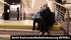 Жінка з дитиною ховається від обстрілів у станції метро, Київ, 24 лютого 2022 року