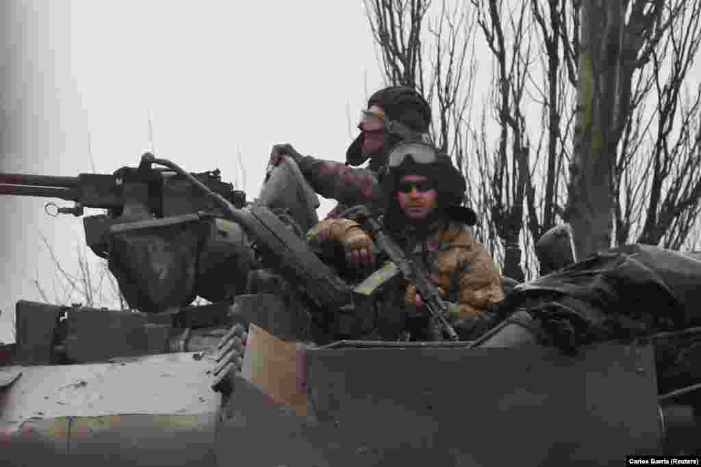 Украиналык жоокерлер. Мариупол шаары. 24-февраль, 2022-жыл. Ушул тушта Украинанын борбору Киев баштаган шаарларда, Краматорск, Харьков, Донецк жана башка облустарда, жана чек арадагы аймактарда жардыруу, атышуу болуп жатканы тууралуу маалыматтар тарап жатат.​