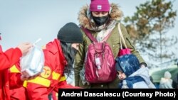 Flavius Ilioni-Loga conduce LOGS-Grup de inițiative sociale, o importantă organizație care oferă sprijin migranților ajunși din zonele de conflict în România pe frontiera vestică. Imagine de la vama Siret, un voluntar Smurd oferă un ou de ciocolată unui copil. 26 februarie 2022. 