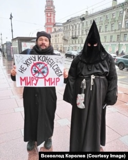 ლიონია ცოი პლაკატით „მე არ მინდა სამყაროს აღსასრული. მშვიდობა მსოფლიოს“.