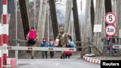 Russiýanyň çozuşy netijesinde Ukrainadan Rumyniýa aşýan adamlar. 