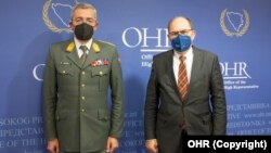 Visoki predstavnik Christian Schmidt (desno) s komandantom EUFOR-a u BiH, generalmajorom Antonom Wesselyjem, 21. februara 2022.