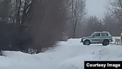 Полицейский автомобиль, как утверждает активист Бауыржан Алипкалиев, стоял утром  в пятницу у его дома