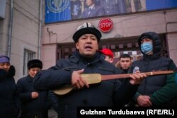 Болот Темиров жана аны менен чогуу иштешкен төкмө акын Болот Назаровдун бошотулушун талап кылган митингде төкмө акын, Эмгек сиңирген артист Азамат Болгонбаев. 23-январь, 2022-жыл.