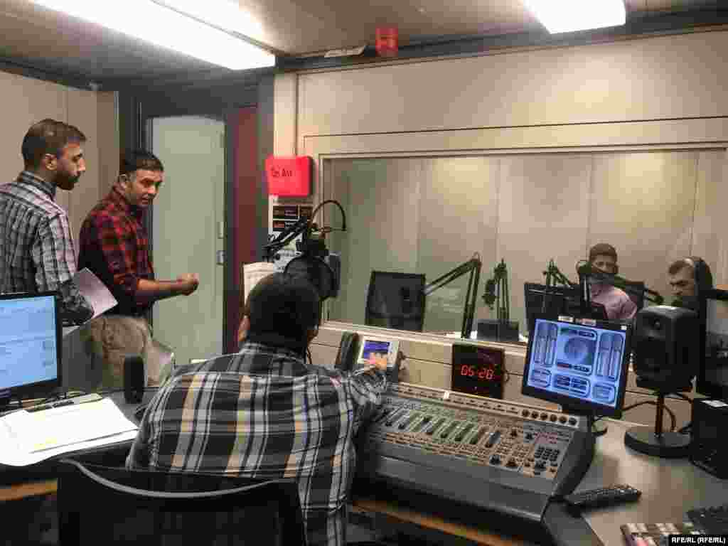 خبرنگاران رادیو آزادی در پراگ در جریان روز برگزاری انتخابات ریاست جمهوری سال 2019 افغانستان 28 Sep 2019