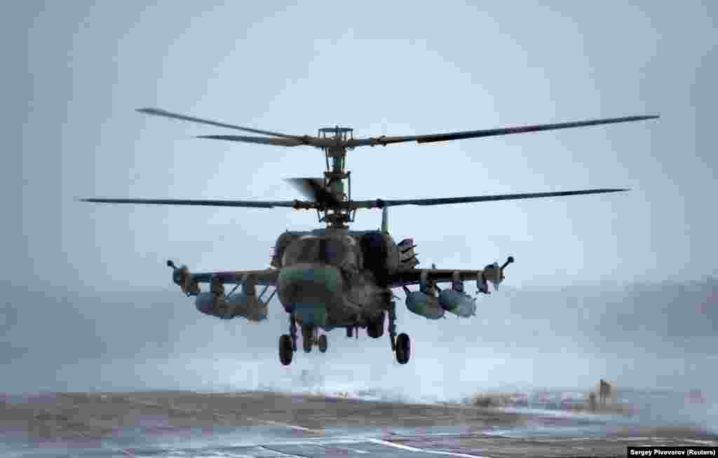 Ka-52 "Alligator", un elicopter rusesc de recunoaștere și atac, surprins pe 19 ianuarie când zboară într-o locație nespecificată din regiunea Rostov din Rusia. Aceste imagini au fost realizate de un fotograf independent care se pare că a primit acces la o bază militară rusă și au fost distribuite ulterior de Reuters.
