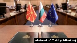 Знамињата на Северна Македонија, Бугарија и ЕУ (фотоархива).