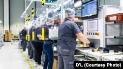 Majorarea salariilor brute poate fi resimțită în special de muncitorii care desfășoară activități repetitive, care necesită pregătire medie.