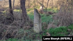 Мраморные таблички с надписях на многих памятниках отсутствуют