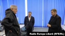 Vasile Botnaru (stânga) şi invitaţii săi Nicolae Negru (centru) şi Vitalie Călugăreanu