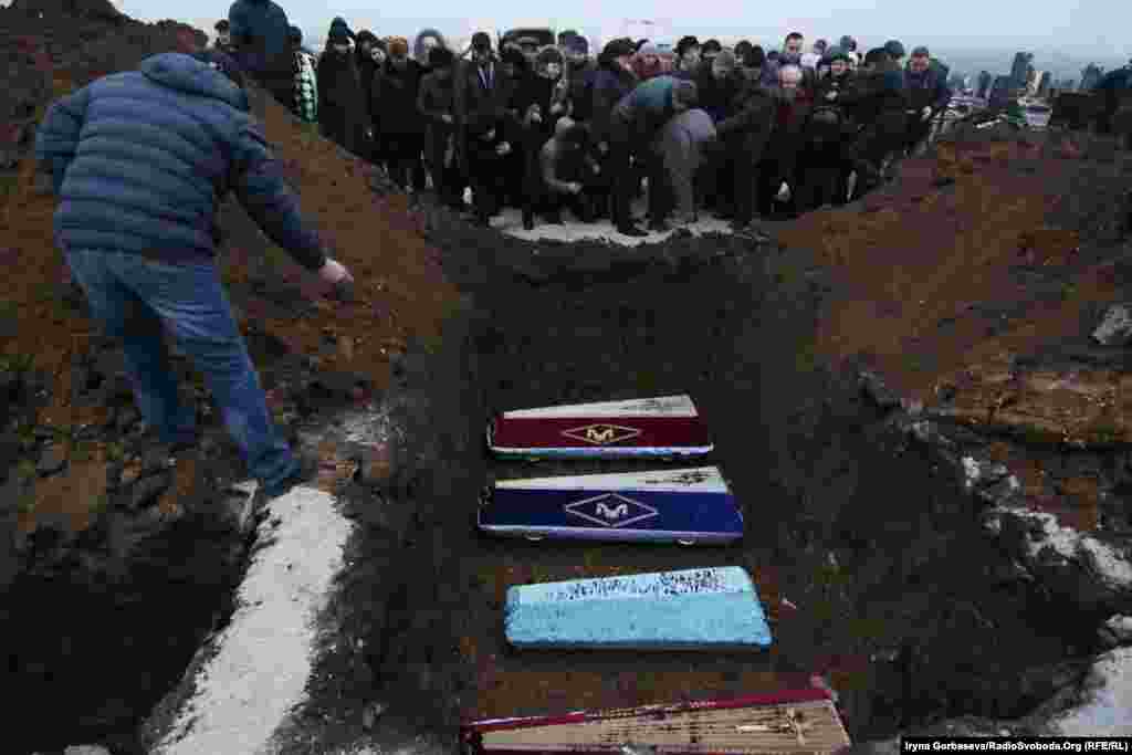 Місто ховало своїх жителів цілими сім'ями. Серед загиблих були діти &ndash; 4-річний хлопчик та 17-річна дівчина.