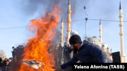 ЯнгулбаегIарна дуьхьал Соьлжа-ГIалин юккъехь хIоттийначу акцеш дагош ду Абубакаран доьзалан суьрташ тIехь долу плакаташ