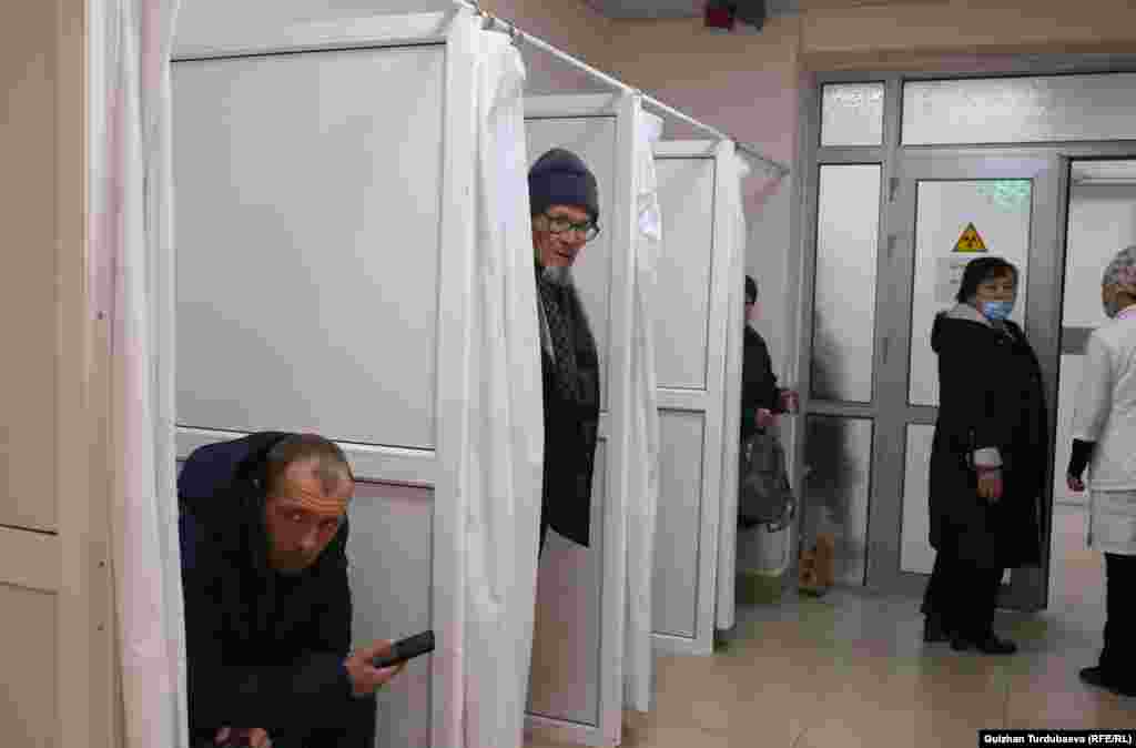 Кезек күткөн бейтаптар.&nbsp;