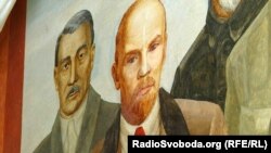 Зображення Володимира Леніна (праворуч) в інтер’єрі Національного технічного університету України «Київський політехнічний інститут імені Ігоря Сікорського», Київ, 2017 рік