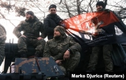 Українські військові з 43-ї окремої артилерійської бригади імені гетьмана Тараса Трясила на німецькій САУ Panzerhaubitze поблизу Бахмуту на Донеччині, 5 лютого 2023 року