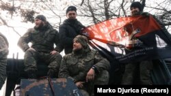 Українські військові з 43-ї окремої артилерійської бригади імені гетьмана Тараса Трясила на німецькій САУ Panzerhaubitze поблизу Бахмуту на Донеччині, 5 лютого 2023 року