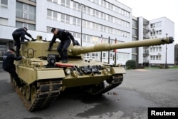Pentru a putea fi duse în Ucraina, tancurile deținute de alte țări au nevoie de aprobarea pentru reexport a Germaniei.