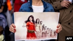 در گزارش دیده‌یان حقوق بشر به‌طور مفصل به نمونه‌هایی از آزار و اذیت و بازداشت خانواده‌های دادخواه در نقاط مختلف ایران اشاره شده است