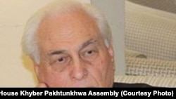 اعظم خان تر دې وړاندې په مرکز او خیبر پښتونخوا کې په لویو عهدو پاتې شوی: انځور له ارشیفه