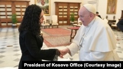 Presidentja e Kosovës, Vjosa Osmani, dhe Papa Françesku. 23 janar 2023.