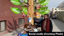 د پوهنتون استاد اسماعیل مشعل چې د تېرې فبرورۍ میاشتې په لومړیو کې د کابل پر سړکونو وړیا کتابونه وېشل چې طالبانو ونیوه او شاوخوا یوه میاشت وروسته یې خوشې کړ.