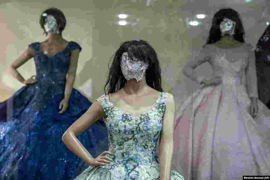 Un alt proprietar de magazin, Hakim, a aplicat foaie de aluminiu peste chipurile manechinelor sale. &bdquo;Am găsit ocazia ca, din această amenințare și interdicție, să fac în așa fel ca manechinele să fie și mai atractive decât înainte", a spus el.