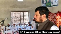 د خیبر پښتونخوا ګورنر غلام علي په يوه غونډه کې د وينا په وخت - انځور له ارشیفه