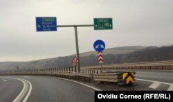 Între Gilău (foto), pe unde e conectat municipiul Cluj-Napoca la autstradă, și vama Borș, din cei aproximativ 160 de kilometri de autostradă sunt circulabili doar 9 km, între Gilău și Nădășelu și 5 km între Biharia și Borș.