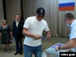 Рідний брат Оксани Андрій отримує російський паспорт у Вовчанську