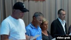 Брат Оксани Андрій співає російський гімн перед тим, як отримати російський паспорт