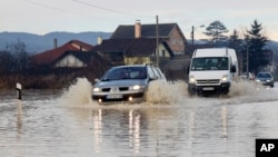 Vozila prolaze kroz vodu na putu u Čačku, Srbija, 19. januara
