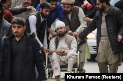 Жардырууда жараат алган адамды арабада алып баратышат.