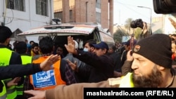 د پېښور په يو جومات کې تر بمي چاودنې وروسته مړي او ژوبل انتقالېږي ـ انځور له ارشيفه