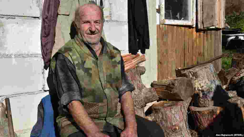 Najbliža smetljištu je kuća Huseina Turohana. "Negdje deponija mora biti, ovdje ili tamo, ali taj smrad se može skloniti. Kako, to oni znaju, nisam ja inženjer. Treba znati kud ide vjetar, šta radi, da ne ide baš meni u nos, ili tebi", kaže Turohan.