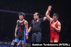 Эркин күрөш. 70 кг. салмактагы финалдык беттеш: Орозбек Токтомамбетов (кызыл кийимчен) жана Мырза Жыргалбек уулу (кара кийимчен).