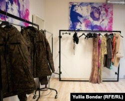 У салоні військова форма висить біля вечірніх суконь