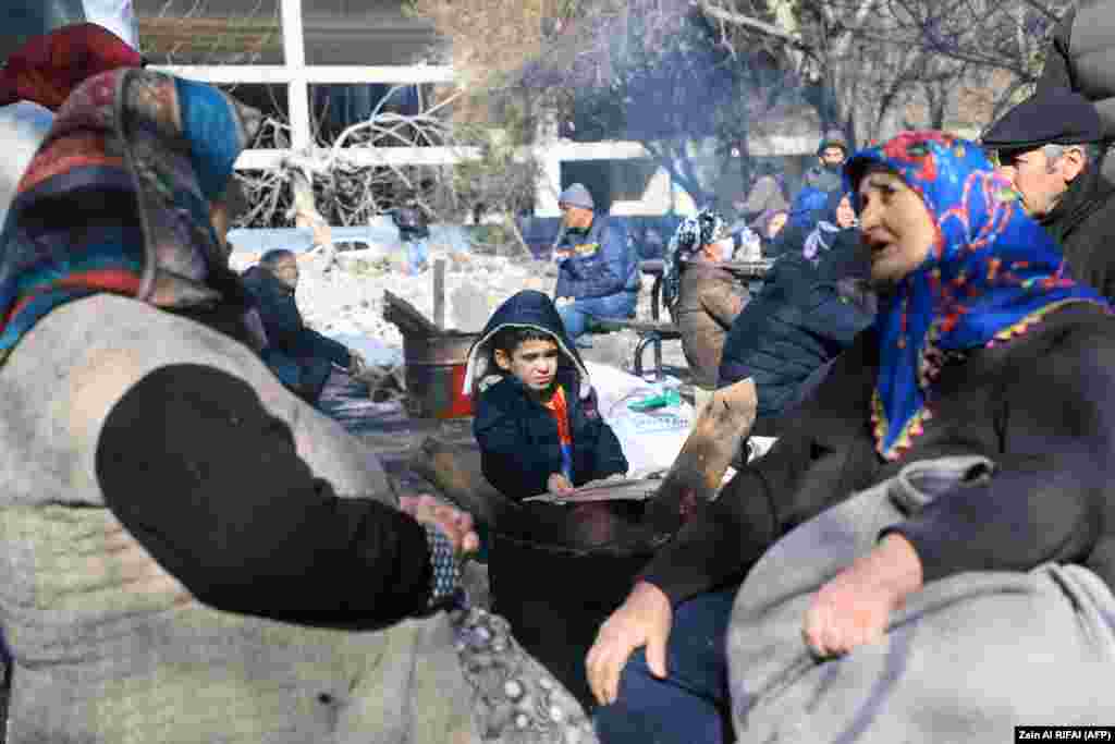 Oamenii se încălzesc în jurul unui foc într-un parc din Gaziantep, aproape de epicentrul cutremurului, la o zi după ce un cutremur de 7,8 grade a lovit sud-estul țării, pe 7 februarie 2023.