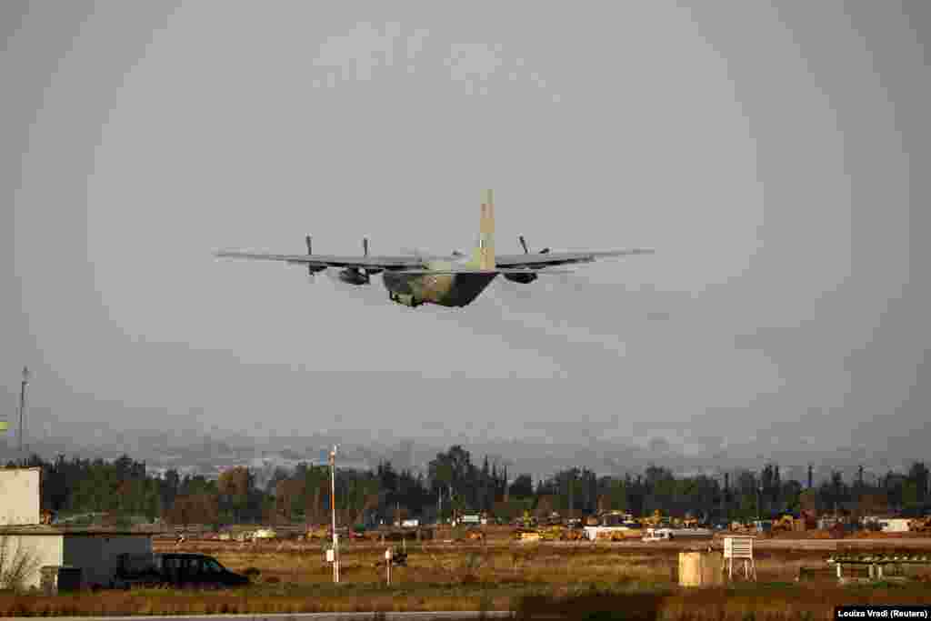 Un avion C-130 al Forțelor Aeriene Elene care transportă membri ai unei unități de intervenție în caz de dezastre pleacă spre Turcia de pe aeroportul militar din Elefsina, Grecia, la 6 februarie. Aeronava transporta 21 de pompieri, doi câini și echipamente de salvare.