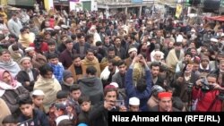 مظاهرچيان د کبل تحصيل له پوځي کيمپ سره نږدي راغونډ شوي ول.