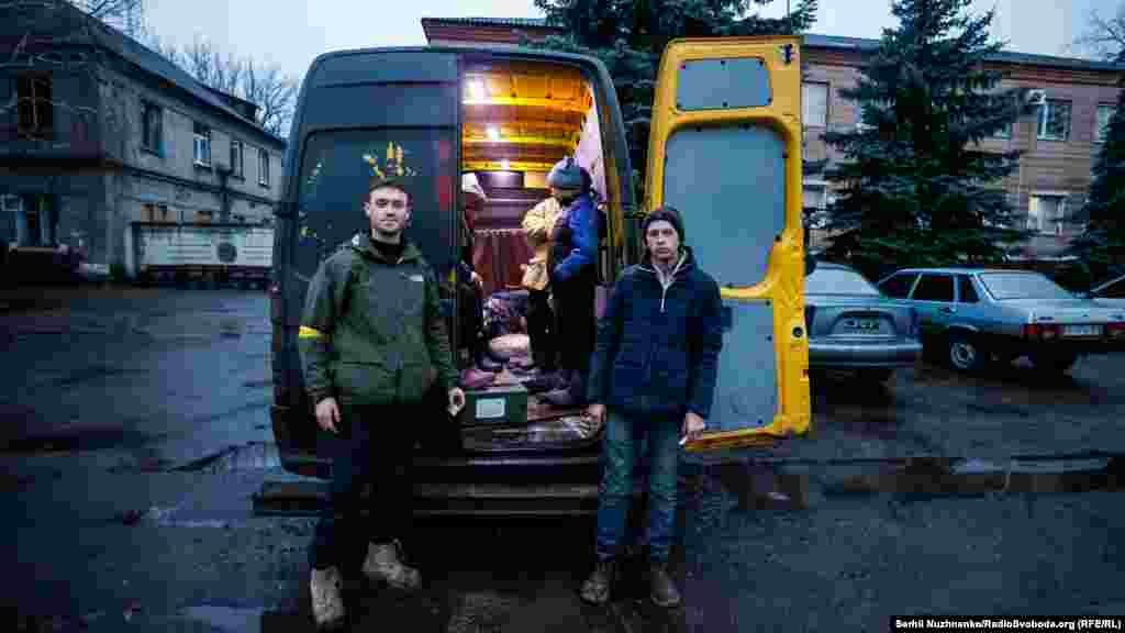 Крістофер Перрі, який народився у Корнуоллі (Велика Британія), до початку масштабного вторгнення Росії в Україну працював тренером з бігу в курортному місті Челтнем у графстві&nbsp;Глостерширі. На фото Кріс після&nbsp;&nbsp;евакуації цивільних із зони бойових дій. Лиман, листопад 2022 року