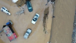 Fëmijët larg, e vetë pa strehë: Lufta me vërshimet 